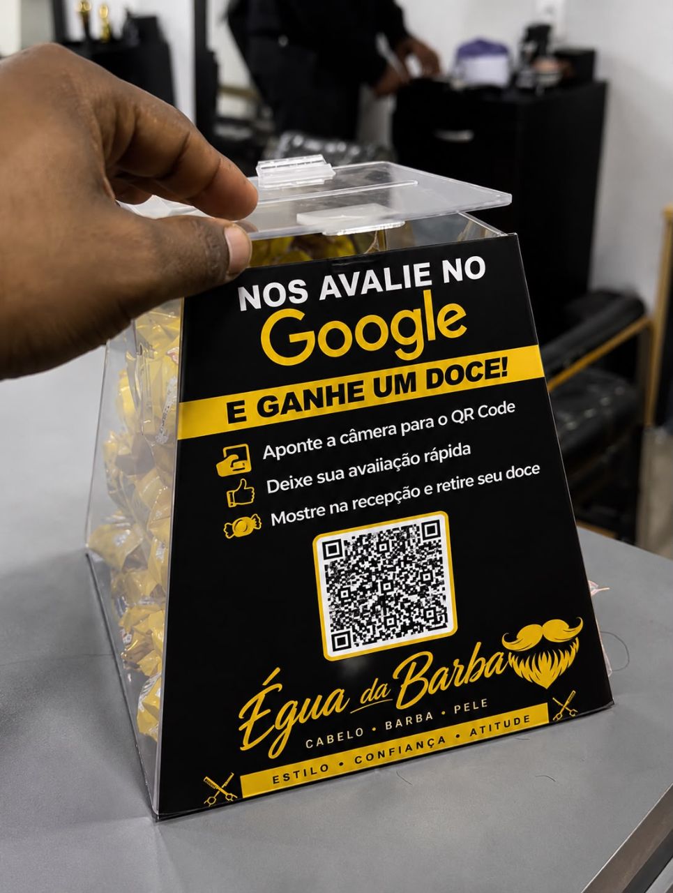 Caixa de acrílico com doces e QR Code para avaliar a Égua da Barba no Google
